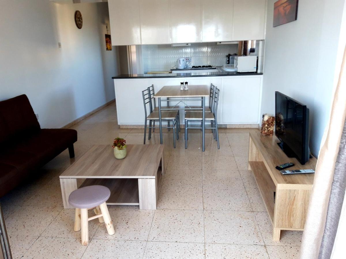 La Veranda Sea View Apartments Larnaca Bagian luar foto