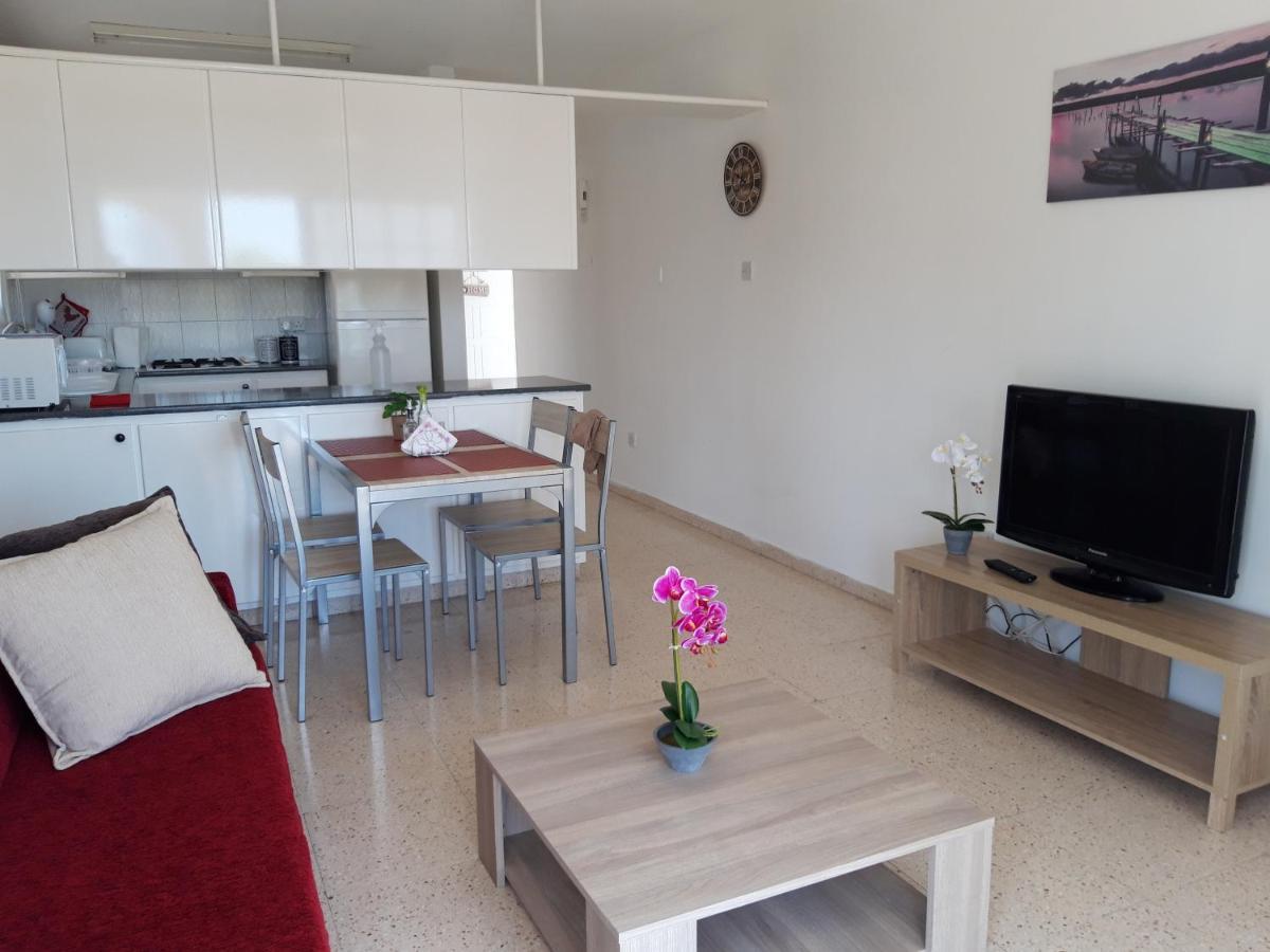 La Veranda Sea View Apartments Larnaca Bagian luar foto