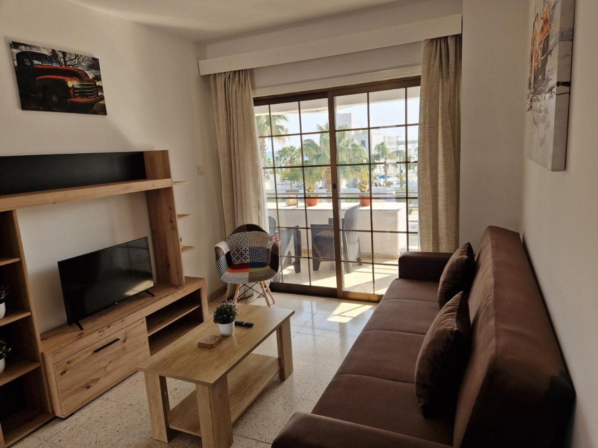La Veranda Sea View Apartments Larnaca Bagian luar foto